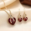 Conjunto de corações invertidos com rubis em ouro