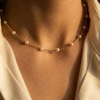 Colar de corrente com pérolas delicadas e detalhes em ouro